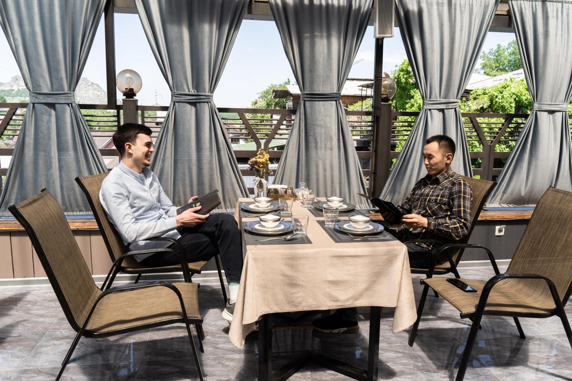 Cube House Osh Hotel Екстериор снимка